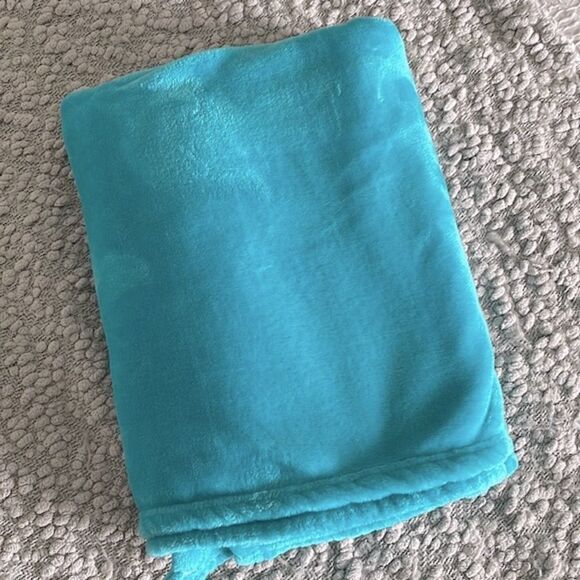 Turquoise Fleece Blanket/Throw. Size‎ 48”x60” Pink Fleece Blanket/Throw 48”x60” - Picture 1 of 8